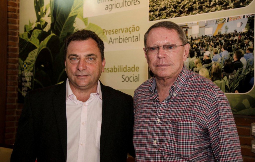 Marcelo Distéfano assume a presidência no lugar de Telmo Kirst (à direita)